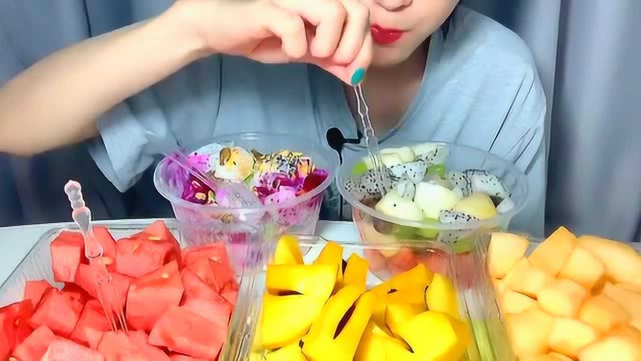 美食吃播:吃播美女吃水果捞,大口吃的真香!