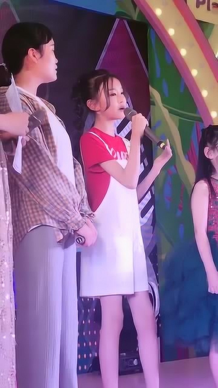 宋小睿为粉丝唱少年粉丝光是站在她的旁边就很紧张台下欢呼起来了