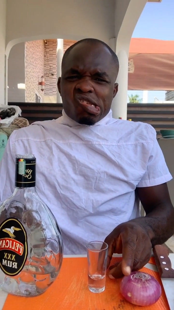 黑人喝伏特加,喝的嘴都歪了