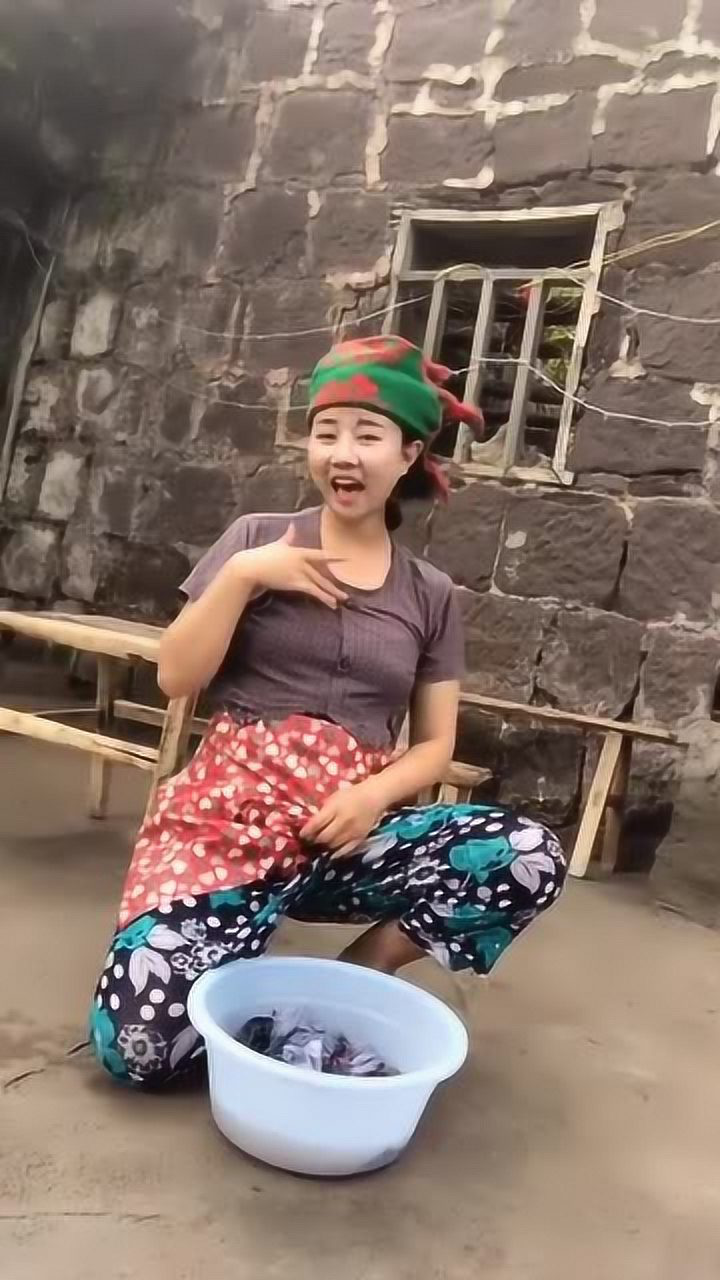 农村大妹子唱一首幺妹住在十三寨,好听,能干又有才
