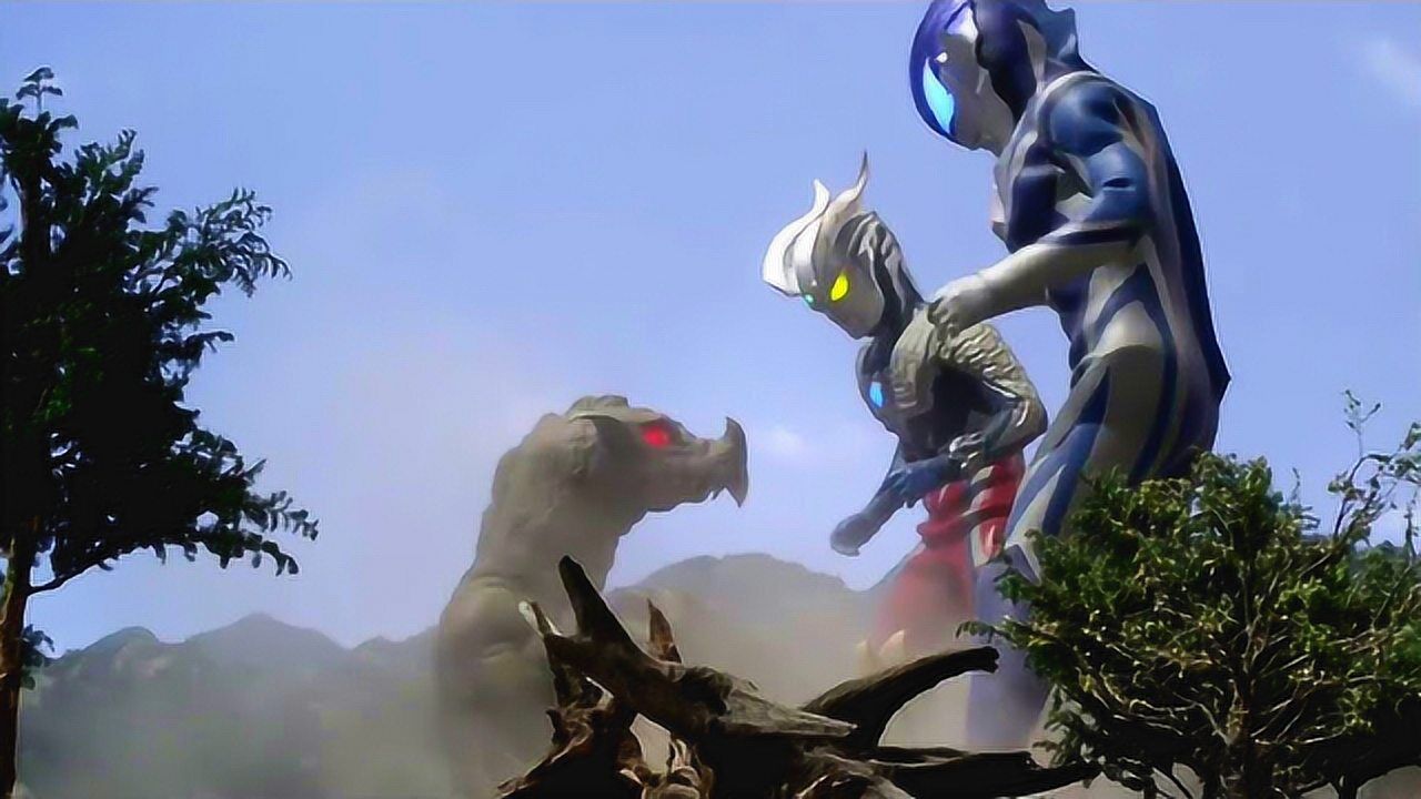 史上最沙雕的奥特曼打怪兽像欺负小孩打不赢还叫人群殴