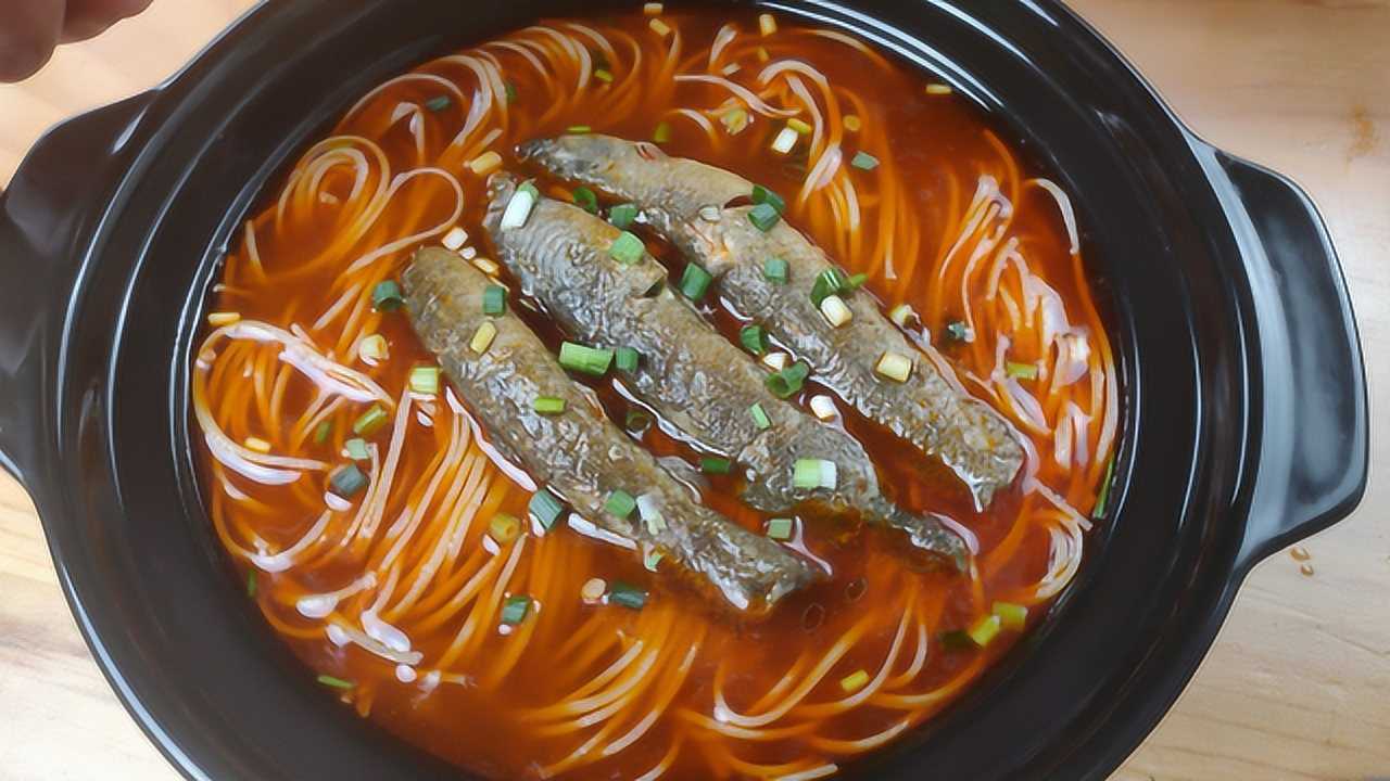 泥鳅挂面的家常做法,泥鳅熟烂面条鲜辣,先收藏起来!