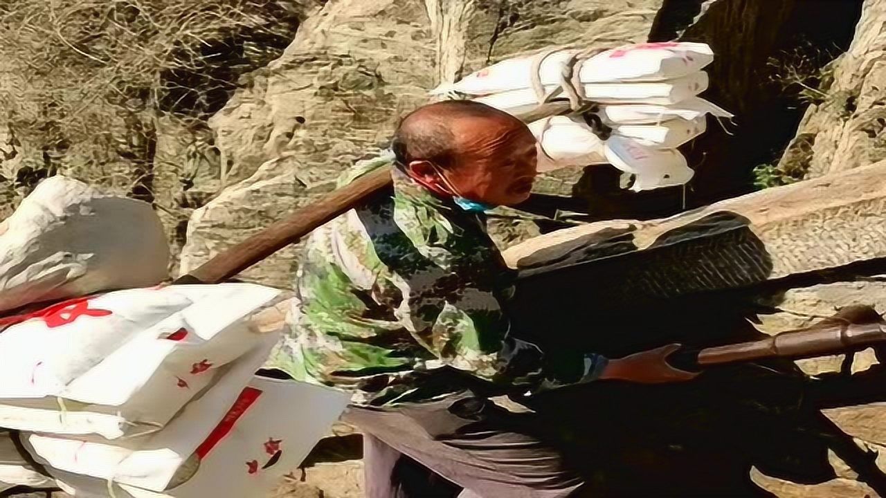 负重前行不畏艰难这又是谁的父亲身上若如千斤重担谁愿负重前行