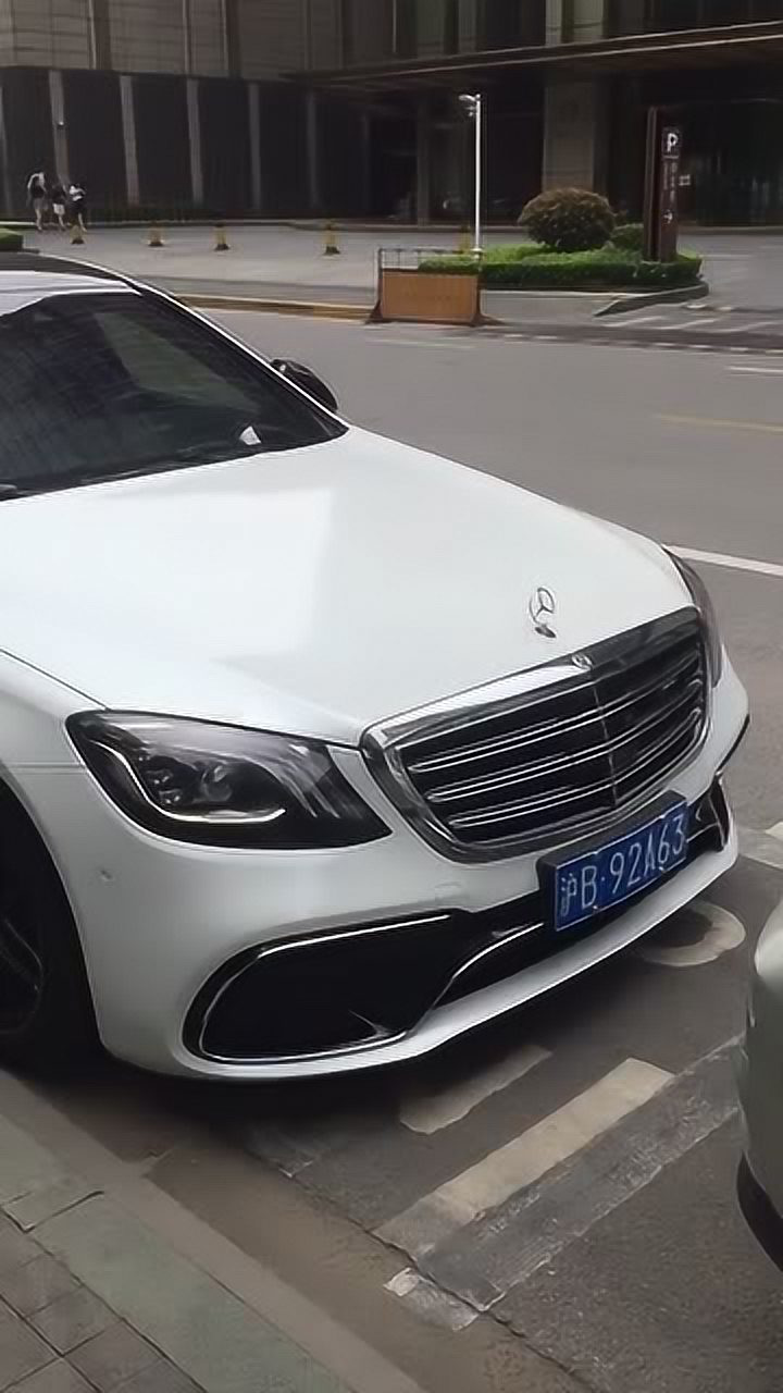 第一次看到白色的s63这才是真正的西装暴徒太虐了