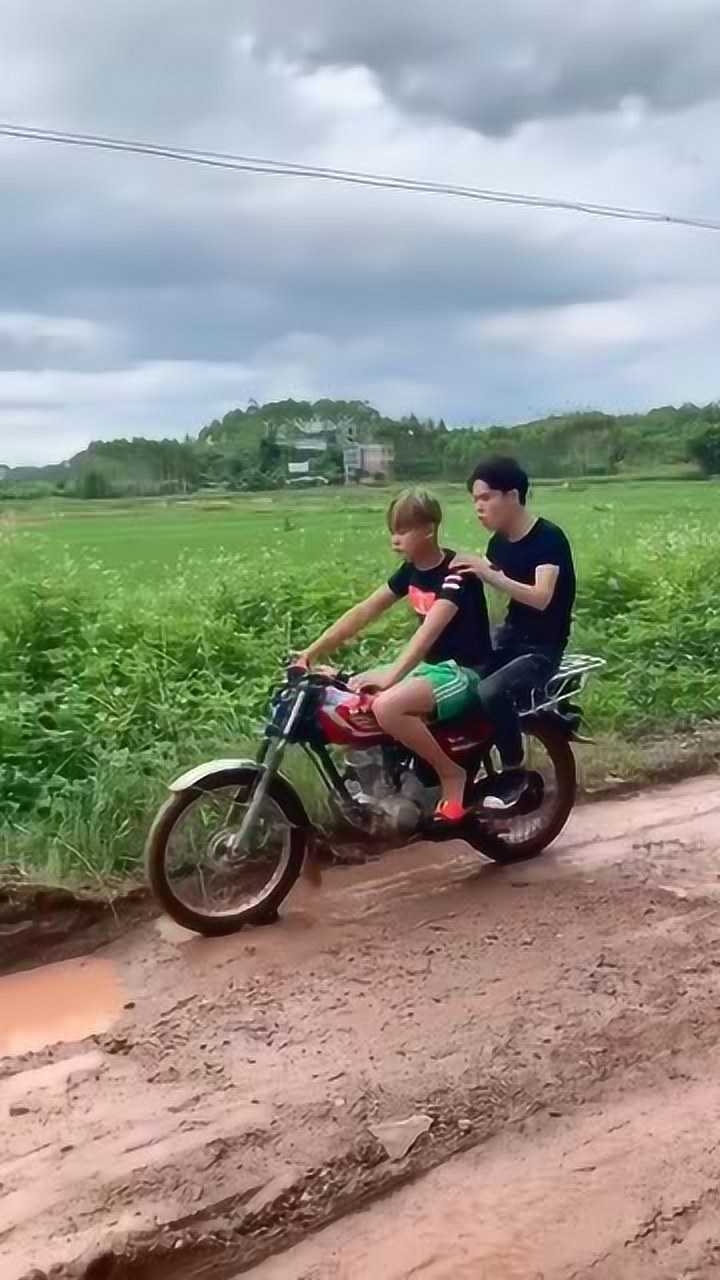 精神小伙坐在后面的小哥哥遭殃呀