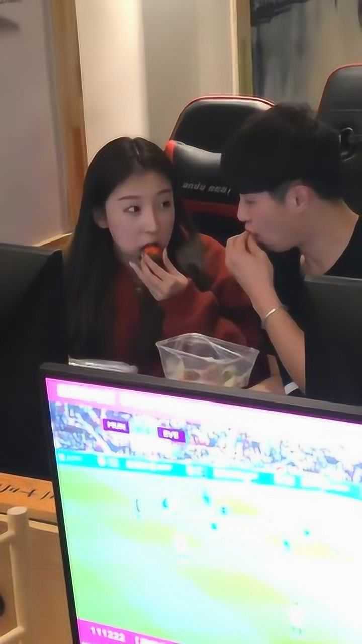 两个住网吧的情侣在吃他们最后的晚餐看到这一幕我哭了