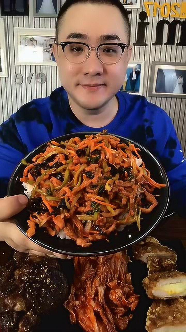 疫情过后,大叔吃鱼香肉丝饭,吃法时尚好看文雅,看完我也馋了!