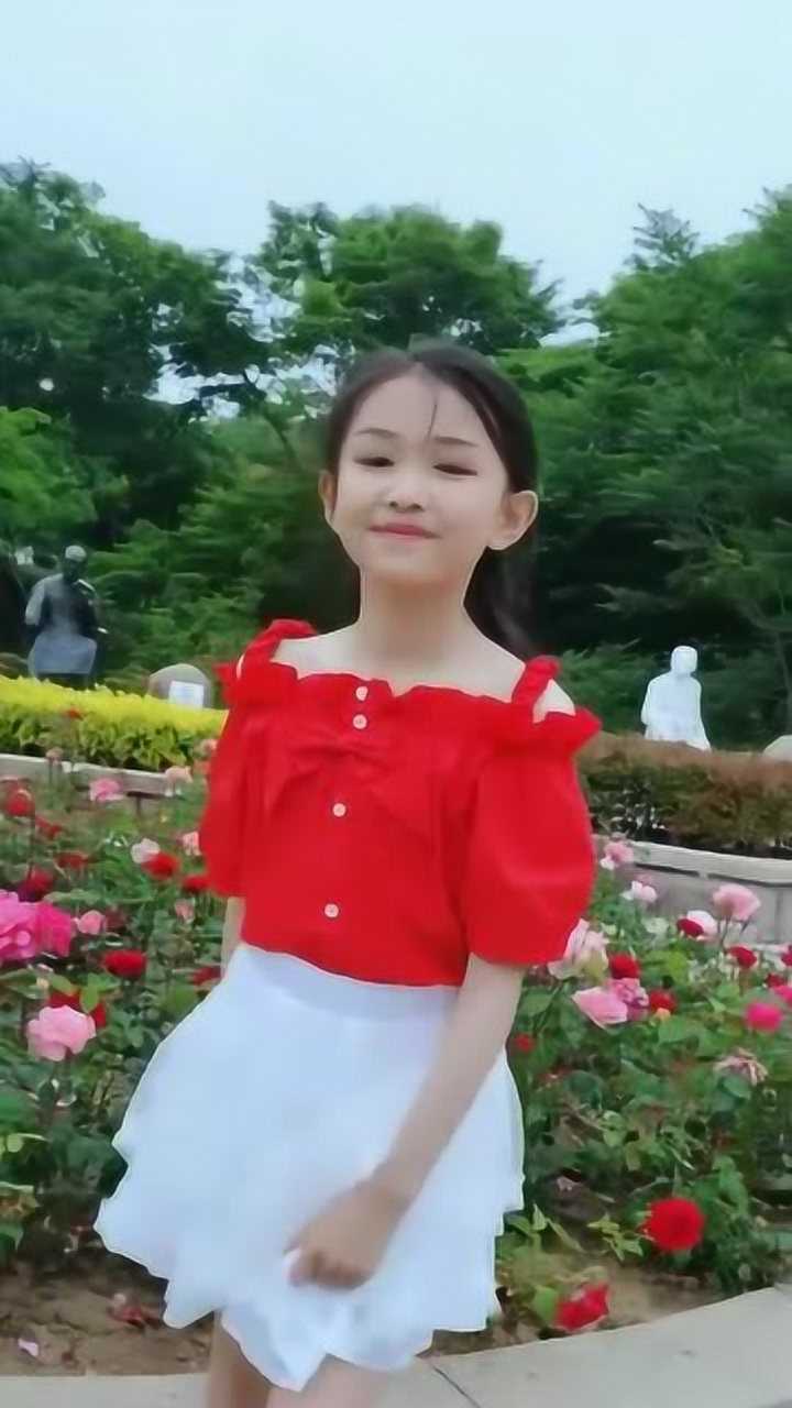 童模宋小睿表演假装手势舞,笑起来真好看,网友:别唱歌就行