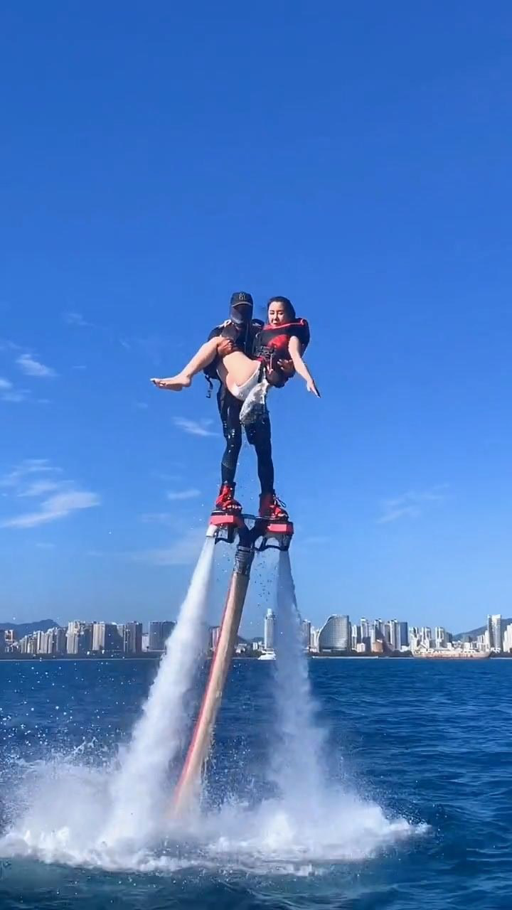 水上飞人公主抱,小姐姐一副很享受的样子