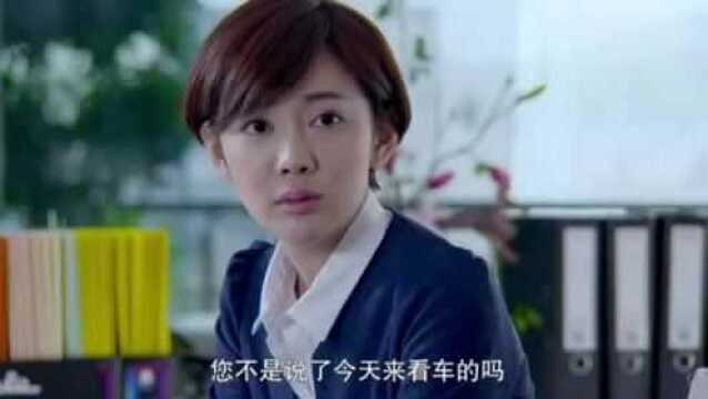 女汉子销售不会谈客户,女同事现场版教学,这一手操作有点挑战性