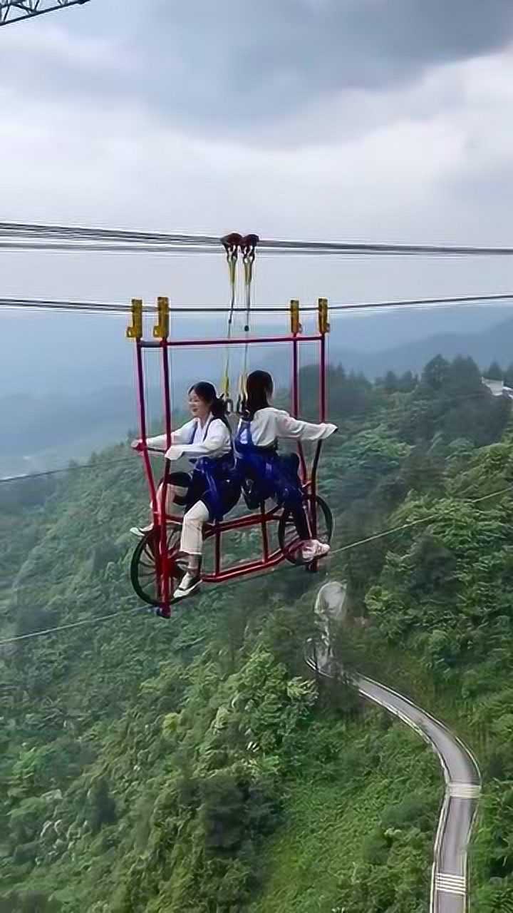 两个人玩的游戏在高空蹬自行车恐高症还是不要玩了
