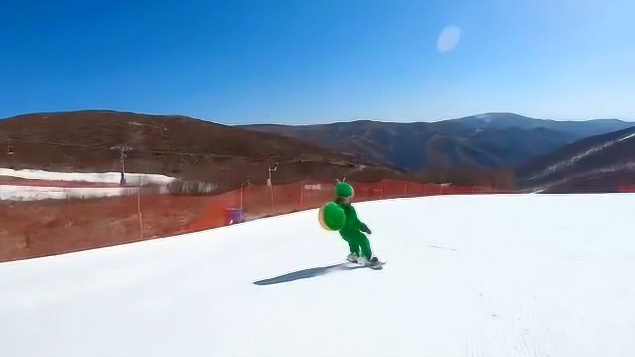 小姐姐在滑雪,看见一只小蜗牛,这蜗牛竟然会飞!