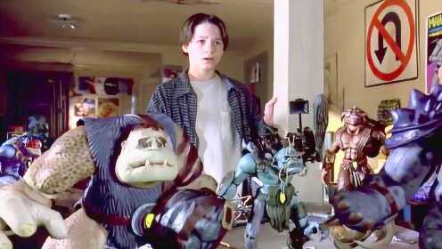科幻片：男孩买了一堆兽人玩具，回家后，发现玩具都活了过来！
