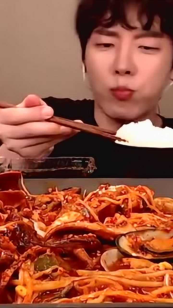 韩国男神吃播帅气小哥吃海鲜炖菜哥哥就算吃白米饭也好帅啊