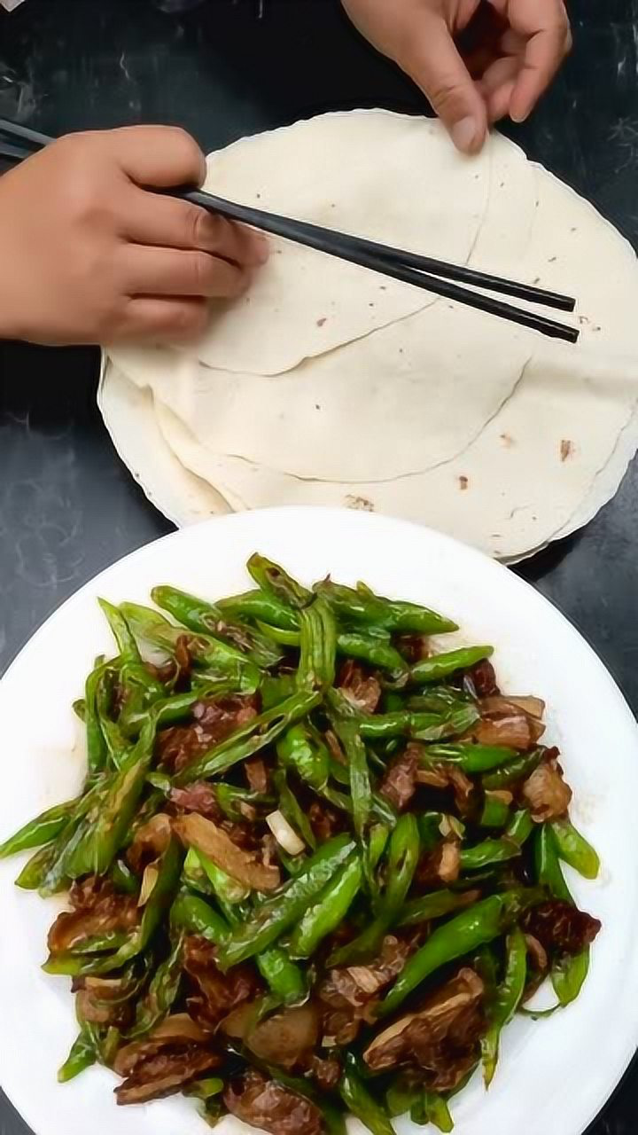 柴家小院烙馍的正确卷法配上辣椒炒肉吃起来味道好极了