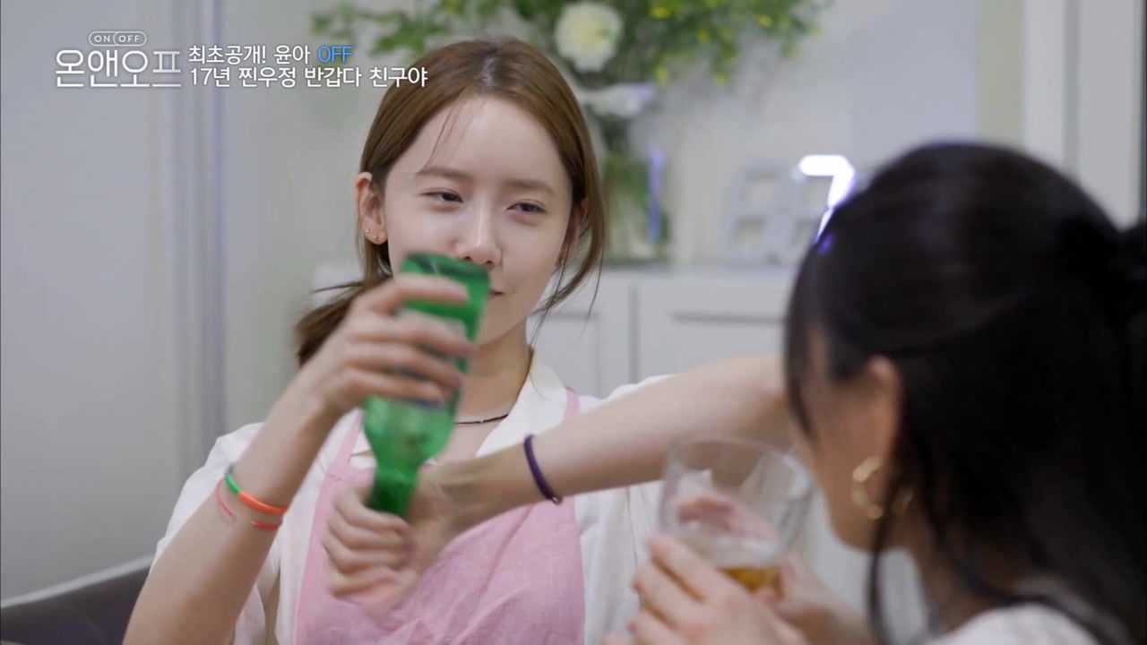 林允儿花式开烧酒瓶盖迷人又帅气