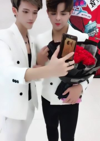 ktv气质王子迷倒大片美女