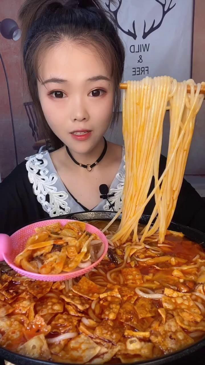 大胃王萱萱吃播螺蛳粉大口吃太有食欲了网友改天我也要尝尝