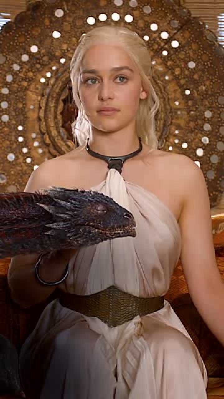 艾米莉亚克拉克龙妈的逆袭之路让多少人爱上了这个性感女神