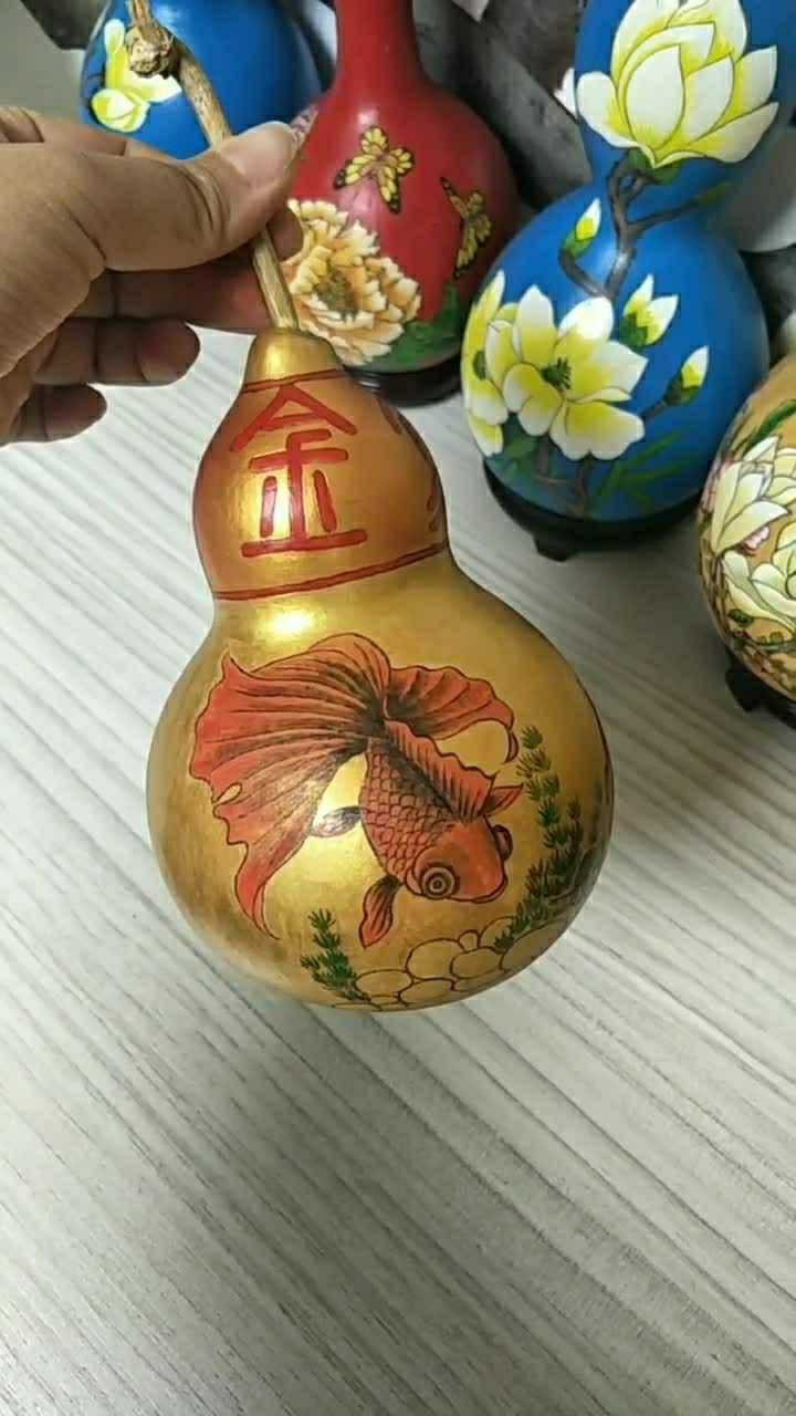 老丈人在葫芦上画了一条金鱼他说这是一个好的寓意