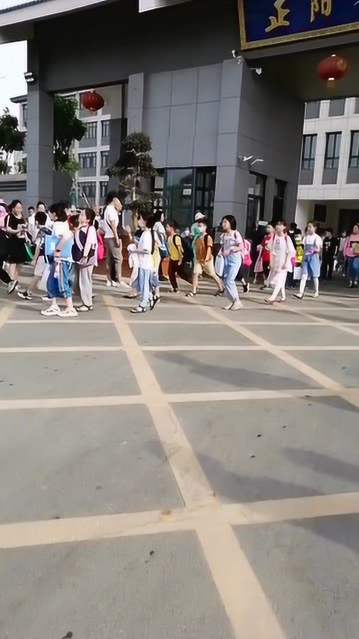 只能穿凉鞋的学校图片