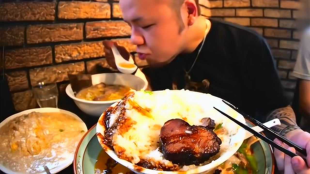 日本大胃王新井熊大口吃美食,3大碗的米饭全被吃光,真厉害