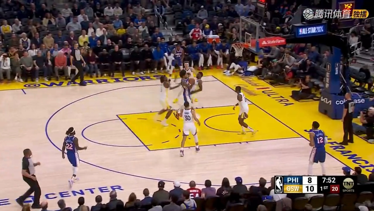 今天的勇士活力满满!地板球一片混乱后库里完成追身三分