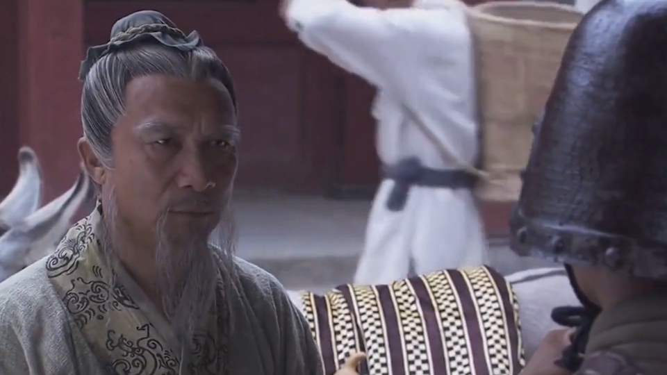 狂妄老人被拦在门口不让进,没想到大将军见了,连忙下跪行礼