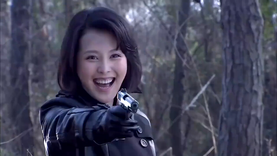 女特务眼看就要穿越国境线,被解放军扔出的飞刀击中后颈