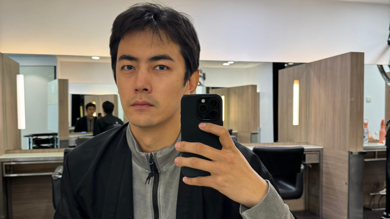 纪凌尘现身品牌活动走秀,含胸驼背毫无气场,网友:像个找座位的观众