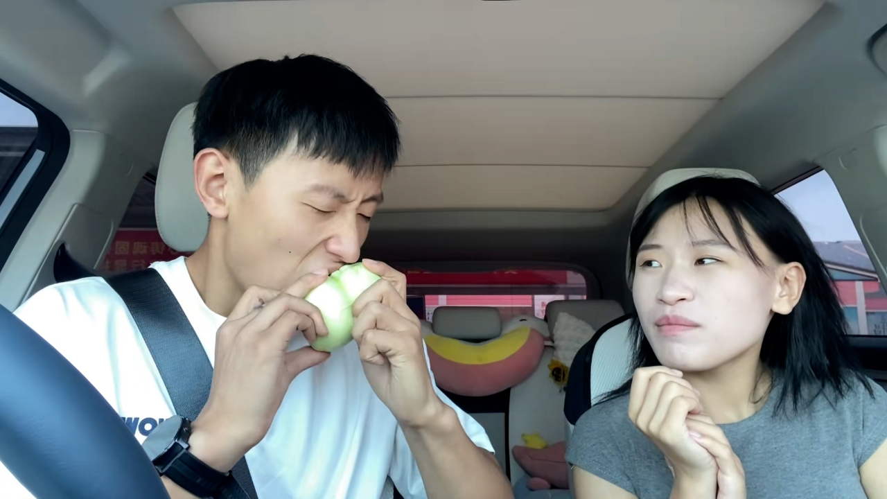 "黑马情侣"开始异地恋,异地三天奔现两天,谁能见的过你们啊