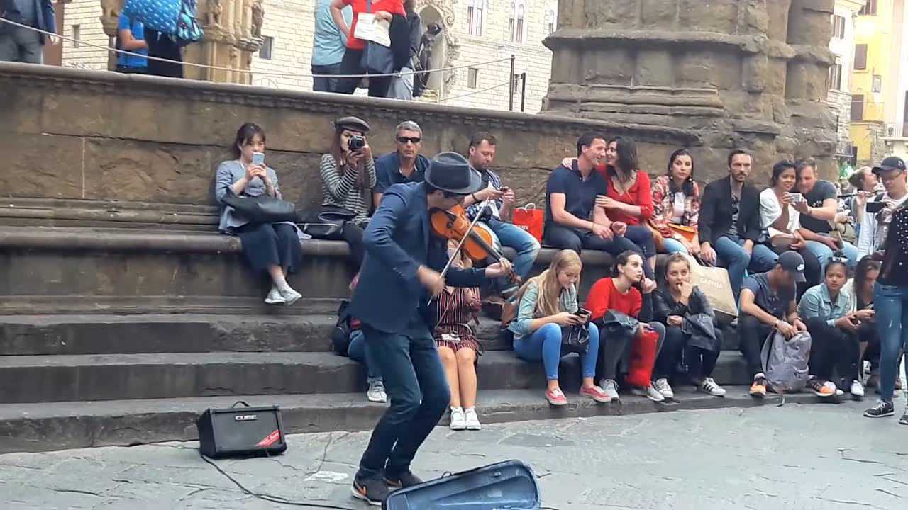 外国音乐达人在街头上用小提琴表演黄老板的shapeofyou