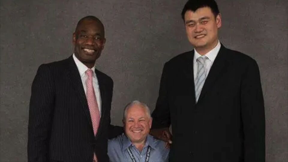 姚明正式缅怀穆托姆博:晒穆大叔穿火箭55号 经典摇手指背影图