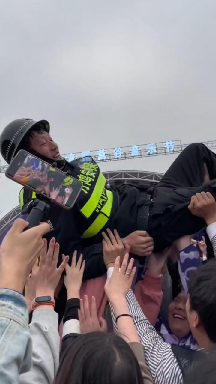 演唱会人山人海,保安被人浪高高托举体验游动"跳水" 气氛超燃