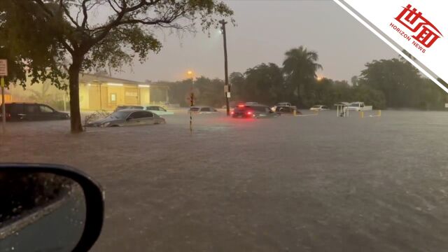 实拍美国佛州暴雨袭击后街道:洪水奔涌车辆被淹 居民街上尝试游泳