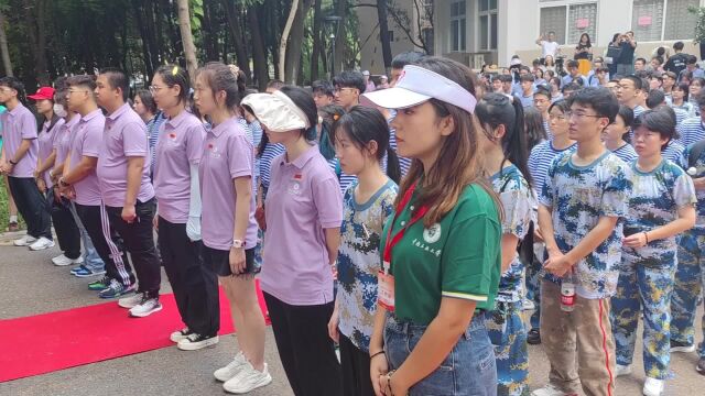 他们汇集来自全国各地的水,浇灌到学校这片石榴林