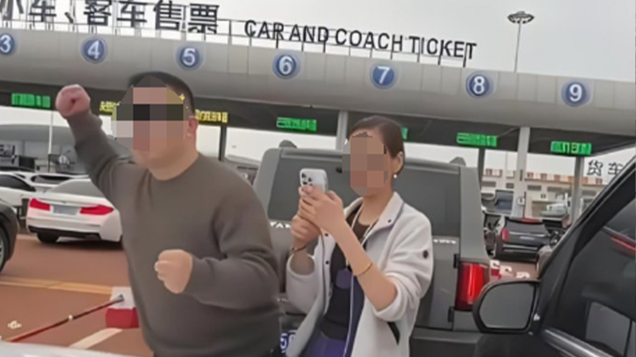 奔驰加塞砸车事件当事人再道歉,披露事发细节:是其老公开车