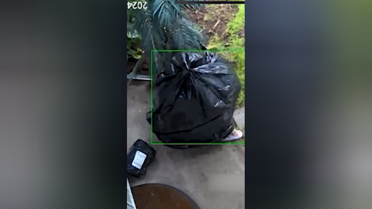 美国小偷扮垃圾桶行窃 蟹步移动"吸"走门前包裹