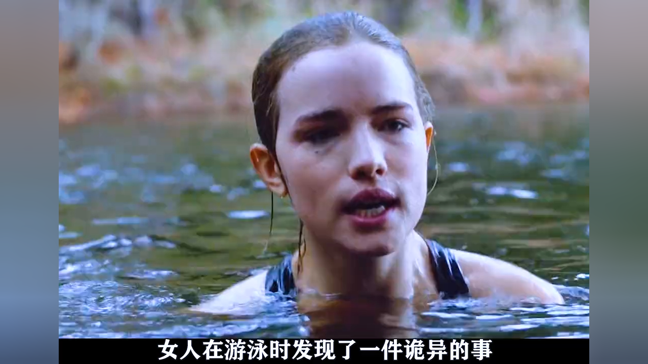 女孩野外游泳,却在河里发现一大笔巨款