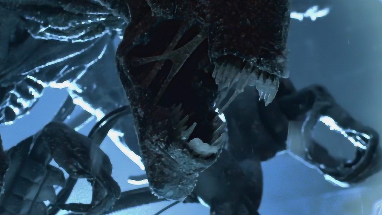 异形大战铁血战士虫母真是耐寒刚捞出来就苏醒不愧是虫母