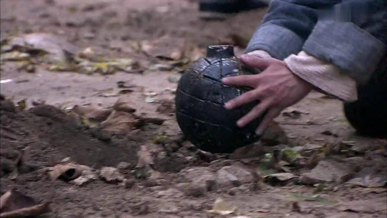 抗日小队埋好地雷假装撤退鬼子们竟真的上当下一秒被炸飞