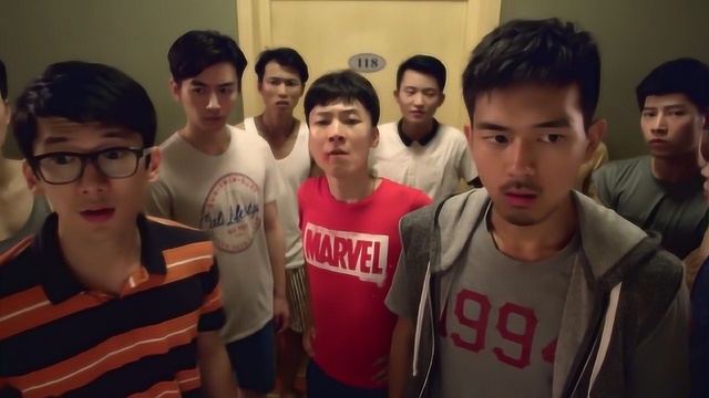 两宿舍大战,猴子被欺负,回宿舍叫上兄弟去讨公道,黄毛他们吓得都不敢