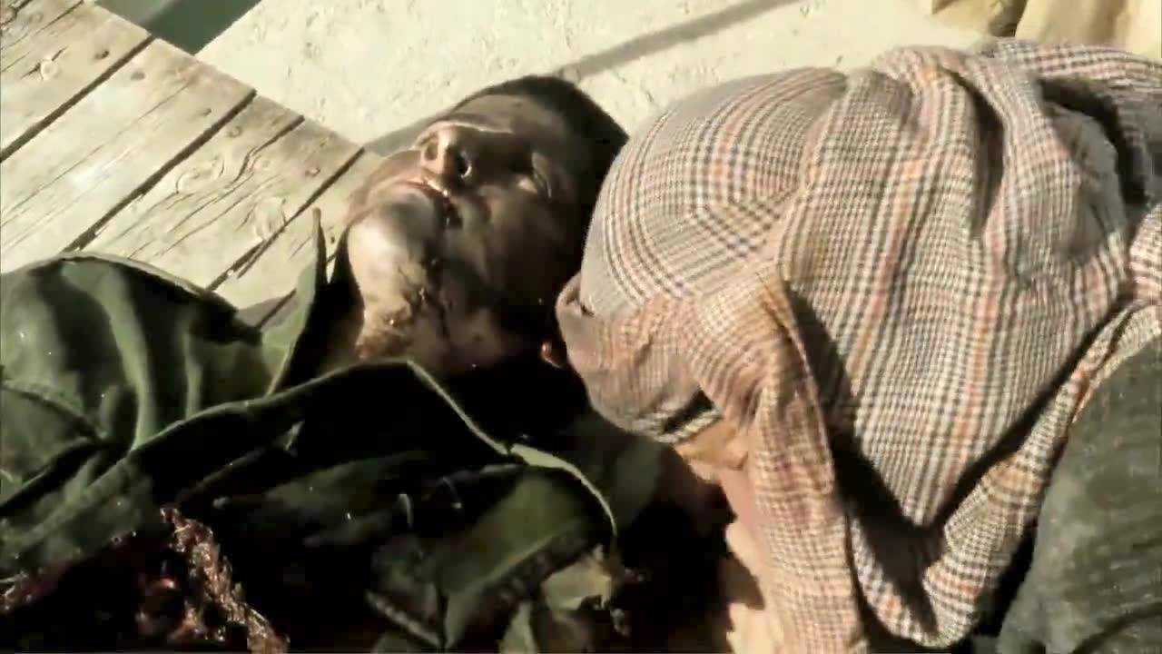 美国特种兵藏在下水道被抓,严刑拷打跪在地上像狗一样吃饭!