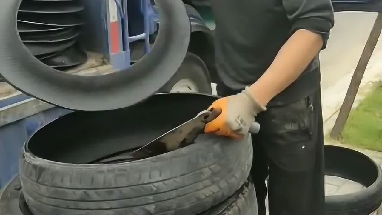 做哪一行都好辛苦,看他割这旧轮胎,也是不容易的!