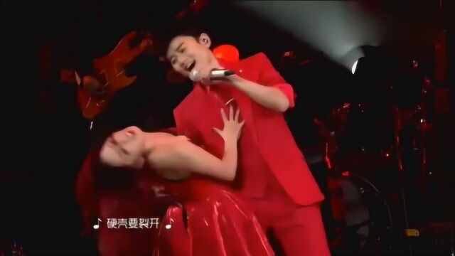 张杰霸气演唱歌曲《火鸟》,现场还和小姐姐互动,谢娜看到肯定要“吃醋”了