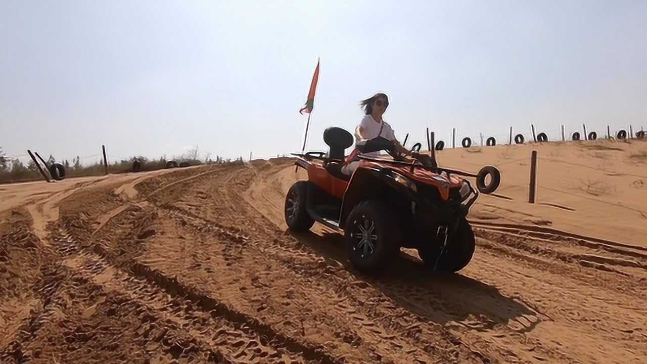 西安女娃没开过车,来渭南大荔沙漠公园玩沙滩摩托毫无压力,潇洒