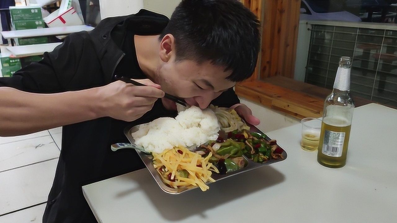 入味哥吃快餐,两荤两素16元,米饭免费吃,再搞瓶啤酒,狼吞虎咽太爽了!