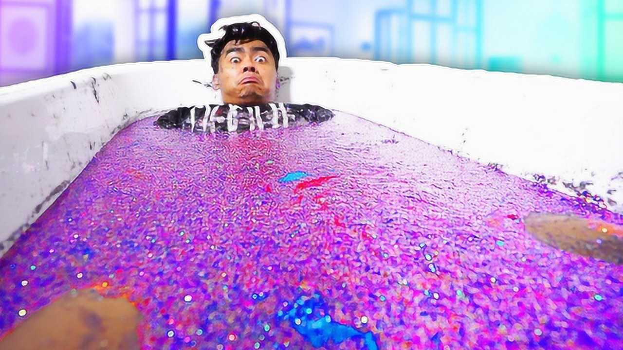 最奇葩的泡澡方式戏精小伙用100瓶闪粉搓澡完事还敷个闪粉面膜