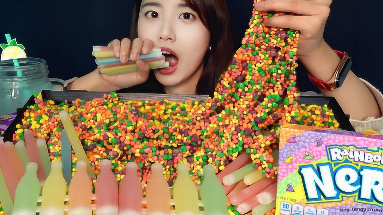 小姐姐吃超流行糖果治愈的咀嚼声音很适合休息时听