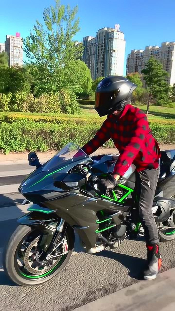 偶遇机车村长,穿着经典的红外套,川崎h2真是太亮眼!